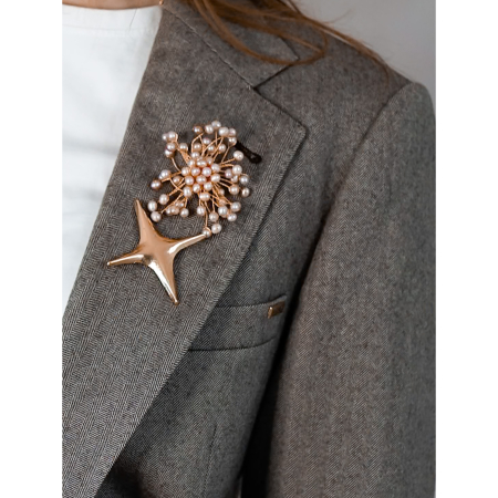 Vintage Vibes lysebrun blazer med brocher – No 142 fra LÉ MOSCH, skøn blazer med smukke feminine brocher,  unik og enkel lysebrun blazer, 