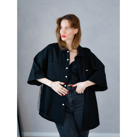 Vintage Vibes kortærmet skjorte med patch og frynser – no. 143 fra LÉ MOSCH, lang sort denimskjorte med shh patch, sort denim skjorte med frynser,  