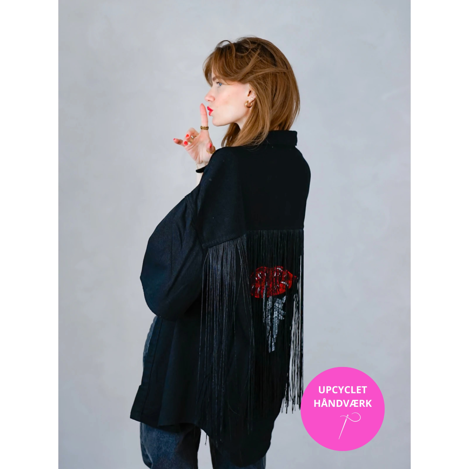 Vintage Vibes kortærmet skjorte med patch og frynser – no. 143 fra LÉ MOSCH, lang sort denimskjorte med shh patch, sort denim skjorte med frynser,  