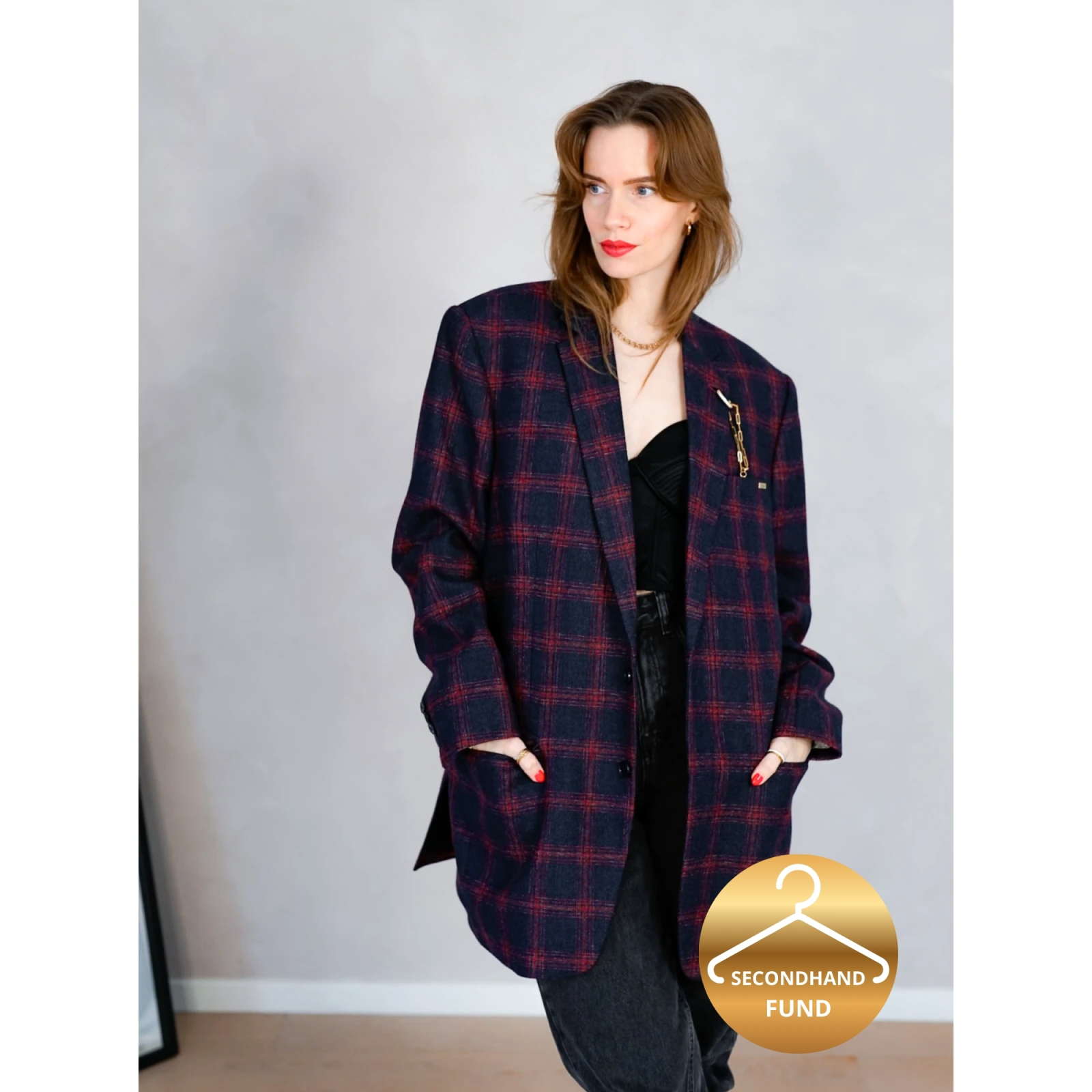 Vintage Vibes ternet rød og blå blazer – No 144 fra LÉ MOSCH, skøn blazer med smukke tern og en sofistikeret kæde,  unik ternet oversize blazer, 