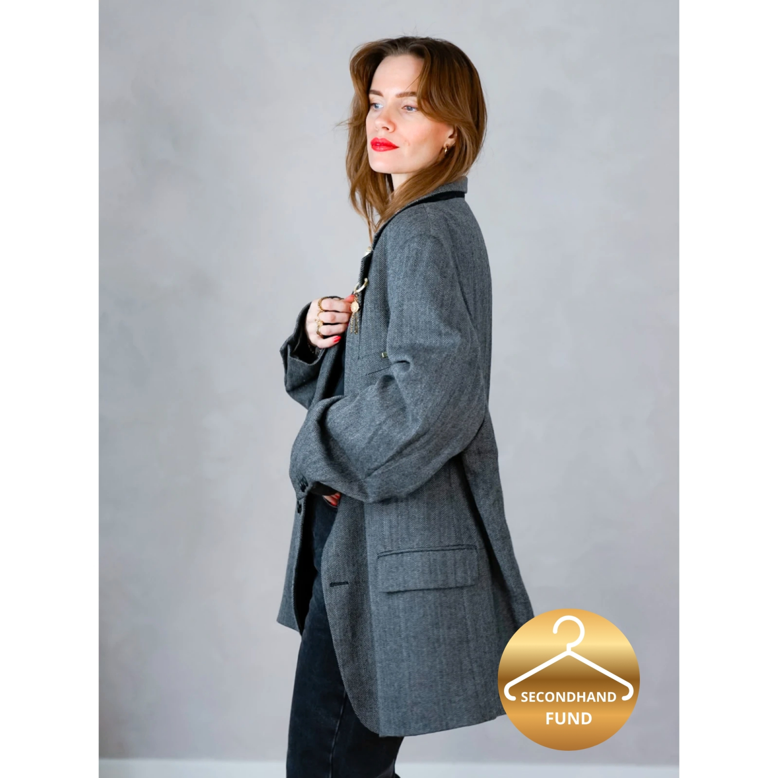 Vintage Vibes grå blazer med kæde – No 145 fra LÉ MOSCH, cool oversize secondhand blazer, fed grå blazer med boxy snit og broche, 