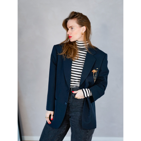 Vintage Vibes navy blazer med broche – No 147 fra LÉ MOSCH, skøn navy blazer med feminin broche,  unik og enkel mørkeblå oversize blazer, 