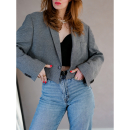 Vintage Vibes kort grå blazer med broche – No 149 fra LÉ MOSCH, smuk skulpturel kort blazer med broche, grå kort blazer til dit personlige look,