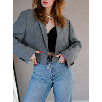 Vintage Vibes kort grå blazer med broche – No 149 fra LÉ MOSCH, smuk skulpturel kort blazer med broche, grå kort blazer til dit personlige look,