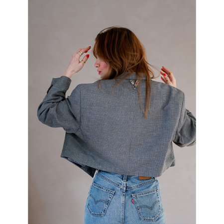 Vintage Vibes kort grå blazer med broche – No 149 fra LÉ MOSCH, smuk skulpturel kort blazer med broche, grå kort blazer til dit personlige look,