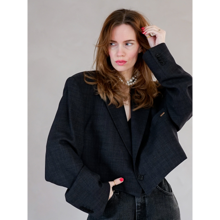 Vintage Vibes kort sort/brun blazer – No 150 fra LÉ MOSCH, smuk skulpturel kort blazer i mørkt stof med lækker tekstur, skøn og anderledes blazer i sort brun, 