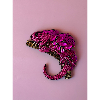 Pink Leguan Broche med sten og perler fra LÉ MOSCH, smuk og dekorativ pink broche med perler og sten, feminin broche der forestiller en leguan, 