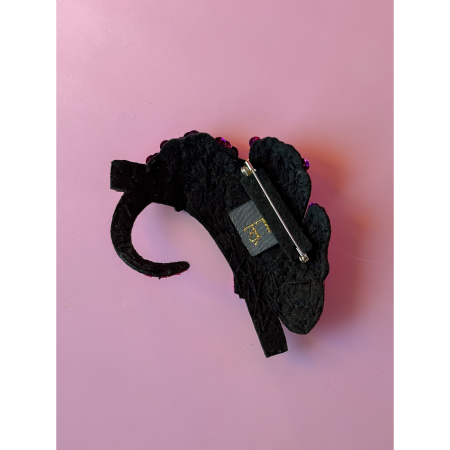 Pink Leguan Broche med sten og perler fra LÉ MOSCH, smuk og dekorativ pink broche med perler og sten, feminin broche der forestiller en leguan, 