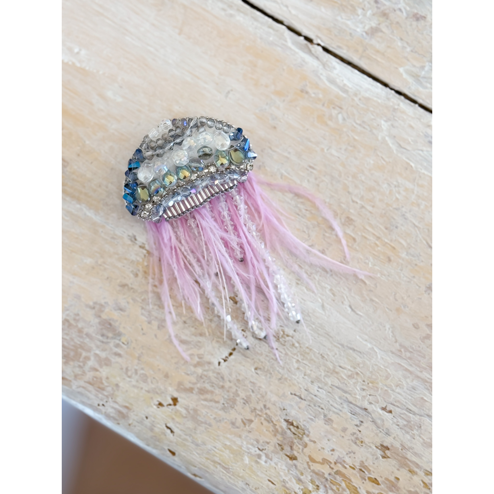 Stor Gople Broche med blålige perler og rosa fjer fra LÉ MOSCH, smuk og levende vandmand-broche, unik og dekorativ broche, 