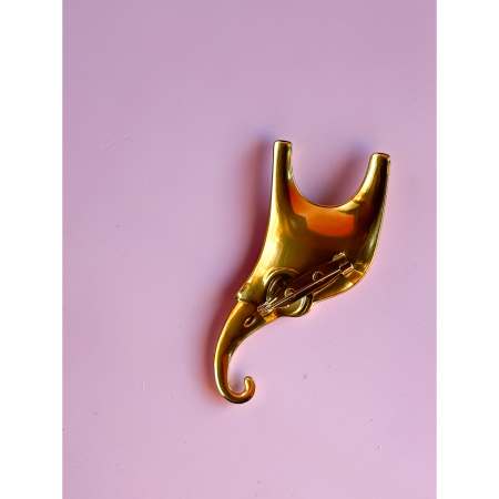 Broche med gylden elefant fra LÉ MOSCH, fin og dekorativ broche med sød elefant, smuk guldfarvet broche, 