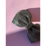 Grå Sløjfe Broche fra LÉ MOSCH, smuk og dekorativ sløjfebroche med grå similisten, feminin broche der forestiller en sløjfe, 