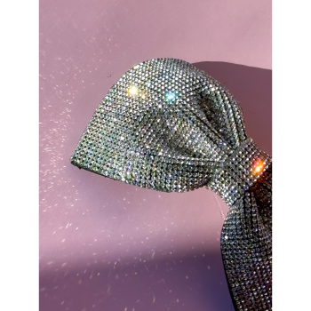 Sølvfarvet Sløjfe Broche fra LÉ MOSCH, smuk og dekorativ sløjfebroche med similisten, feminin broche der forestiller en sløjfe, Sølvfarvet Sløjfe Broche fra LÉ MOSCH, smuk og dekorativ sløjfebroche med similisten, feminin broche der forestiller en sløjfe,