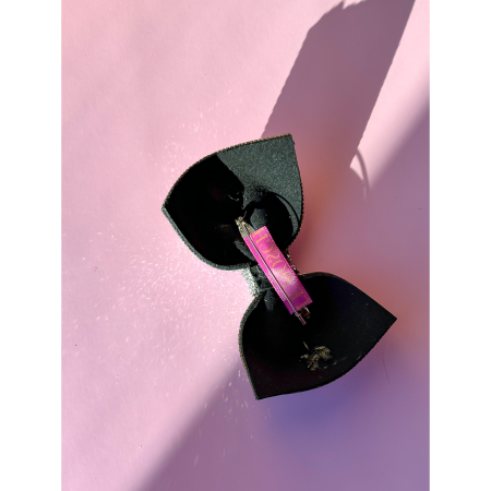 Sølvfarvet Sløjfe Broche fra LÉ MOSCH, smuk og dekorativ sløjfebroche med similisten, feminin broche der forestiller en sløjfe, 