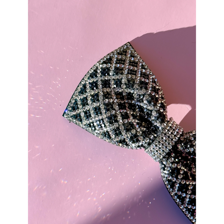 Ternet Sløjfe Broche fra LÉ MOSCH, smuk og dekorativ sløjfebroche med tern, feminin broche der forestiller en sløjfe, 