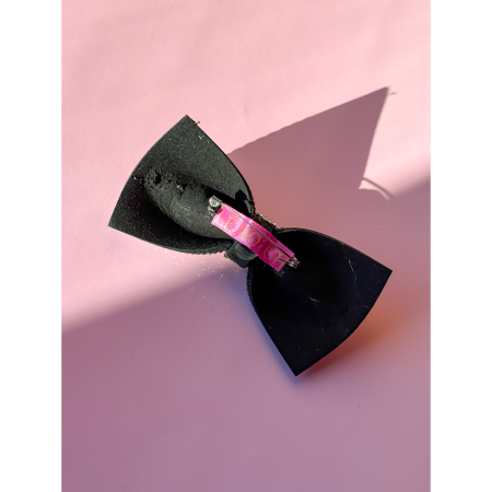 Ternet Sløjfe Broche fra LÉ MOSCH, smuk og dekorativ sløjfebroche med tern, feminin broche der forestiller en sløjfe, 