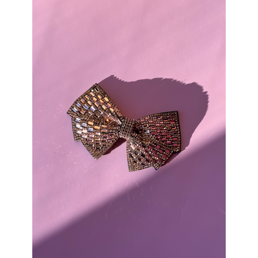 Rosé Sløjfe Broche fra LÉ MOSCH, smuk og dekorativ sløjfebroche med similisten, feminin broche der forestiller en sløjfe, 