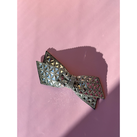 River Sløjfe Broche fra LÉ MOSCH, smuk og dekorativ sløjfebroche med similisten, feminin broche der forestiller en sløjfe, 