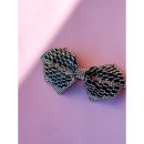 Sort og sølvfarvet Sløjfe Broche fra LÉ MOSCH, smuk og dekorativ sløjfebroche med similisten, feminin broche der forestiller en sløjfe, 