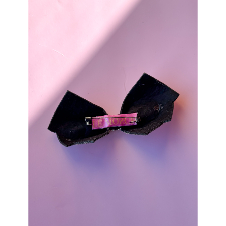 Sort og sølvfarvet Sløjfe Broche fra LÉ MOSCH, smuk og dekorativ sløjfebroche med similisten, feminin broche der forestiller en sløjfe, 