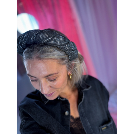 Molly Hårbøjle med sølvfarvet snoning fra LÉ MOSCH, fyldig og håndlavet hårbøjle, sølvfarvet hårbøjle med statementlook, 