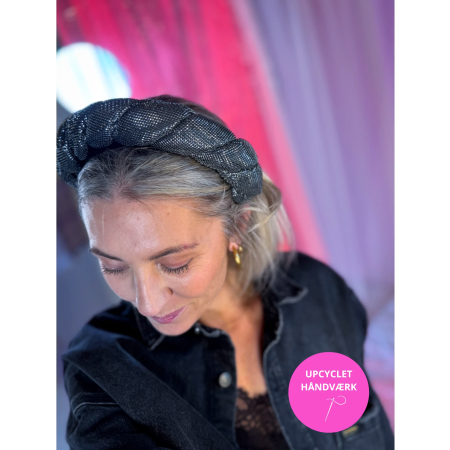 Molly Hårbøjle med sølvfarvet snoning fra LÉ MOSCH, fyldig og håndlavet hårbøjle, sølvfarvet hårbøjle med statementlook,