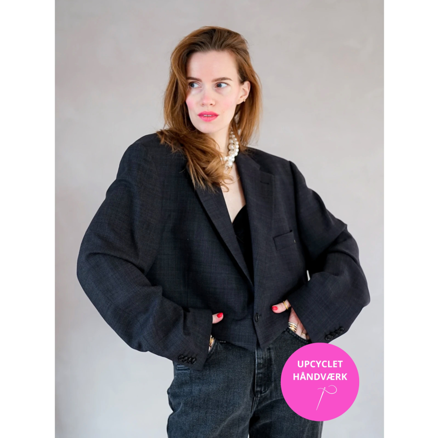 Vintage Vibes kort sort/brun blazer – No 150 fra LÉ MOSCH, smuk skulpturel kort blazer i mørkt stof med lækker tekstur, skøn og anderledes blazer i sort brun,