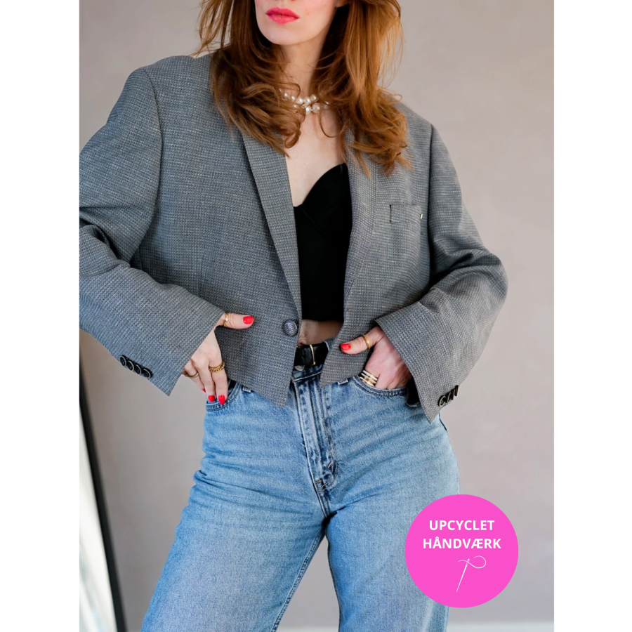 Vintage Vibes kort grå blazer med broche – No 149 fra LÉ MOSCH, smuk skulpturel kort blazer med broche, grå kort blazer til dit personlige look,