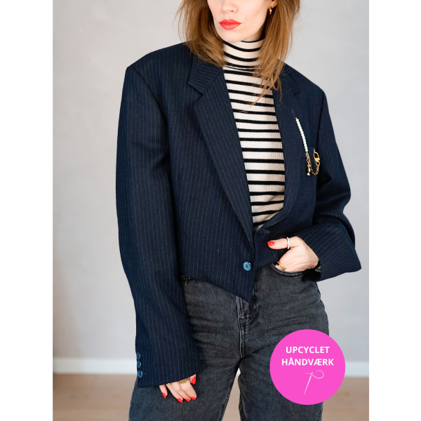 Vintage Vibes Stribet Kort Blazer – No. 099 fra LÉ MOSCH, sporty skulpturel kort blazer, stribet kort blazer til dit personlige look,