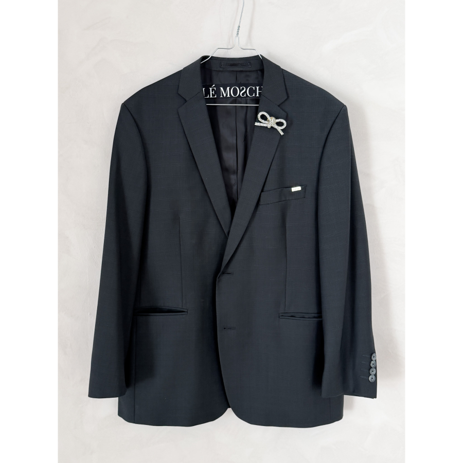 Vintage Vibes sort blazer med broche – No 155 fra LÉ MOSCH, skøn sort blazer med feminin broche,  unik og enkel ternet sort oversize blazer, 