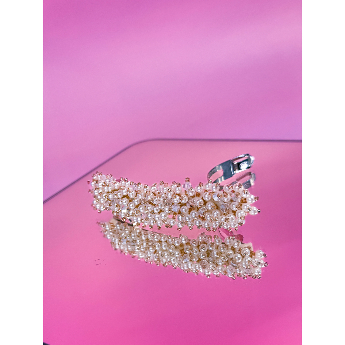 Ilse Hårspænde med hvide perler fra LÉ MOSCH, fint og feminint hårspænde, smukt sommerligt hårspænde i hvid, 