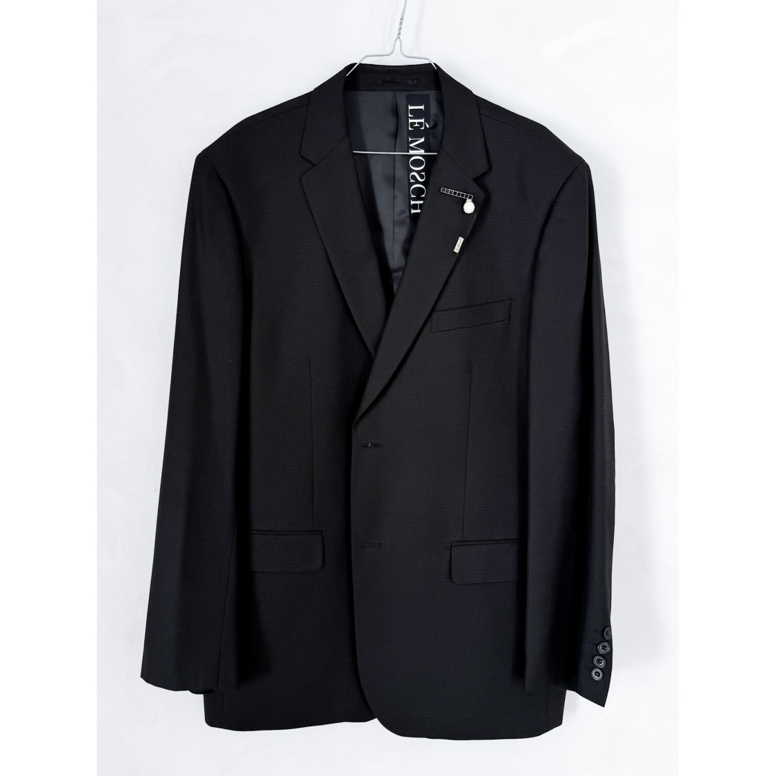 Vintage Vibes sort blazer med broche – No 156 fra LÉ MOSCH, skøn sort blazer med feminin broche med vedhæng, unik og enkel ternet sort oversize blazer, 