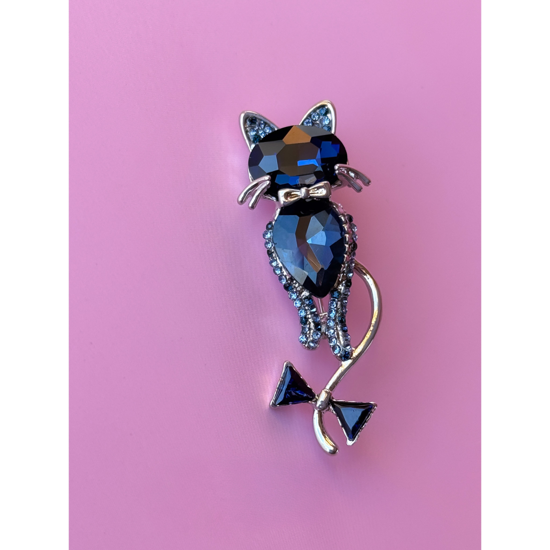 Broche med lille kat med sløjfe fra LÉ MOSCH, dekorativ og sjov kattebroche med blå sten, smuk detaljeret broche med kat, 