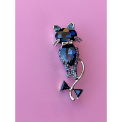 Broche med lille kat med sløjfe fra LÉ MOSCH, dekorativ og sjov kattebroche med blå sten, smuk detaljeret broche med kat, 