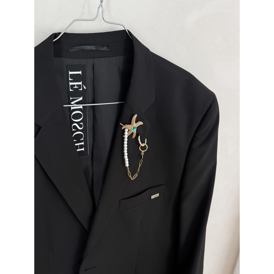 Vintage Vibes sort blazer med broche og kæde – No 159 fra LÉ MOSCH, skøn sort blazer med feminin broche og kæde, basic sort oversize blazer, 
