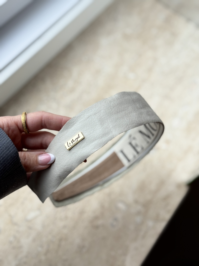 Flax flad hårbøjle med lysegråt læder fra LÉ MOSCH, cool og rå håndlavet hårbøjle, flad og preppy grå hårbøjle, 