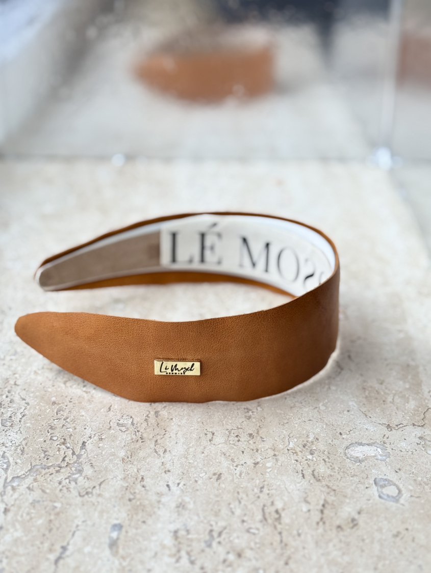 Flax flad hårbøjle med cognacfarvet læder fra LÉ MOSCH, cool og rå håndlavet hårbøjle, flad og preppy lysebrun hårbøjle, 