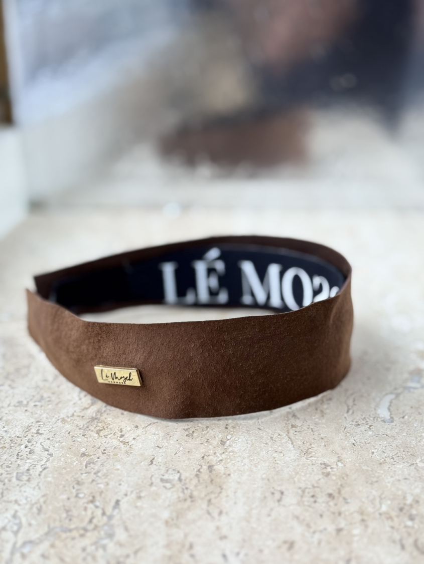 Flax flad hårbøjle med brunt læder fra LÉ MOSCH, cool og rå håndlavet hårbøjle, flad og preppy mørkebrun hårbøjle, 