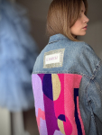 Vintage Vibes denimskjorte med stor patch – no 169 fra LÉ MOSCH, super anvendelig og anderledes denimskjorte, skjorte med stor blød og farverig patch på ryggen,