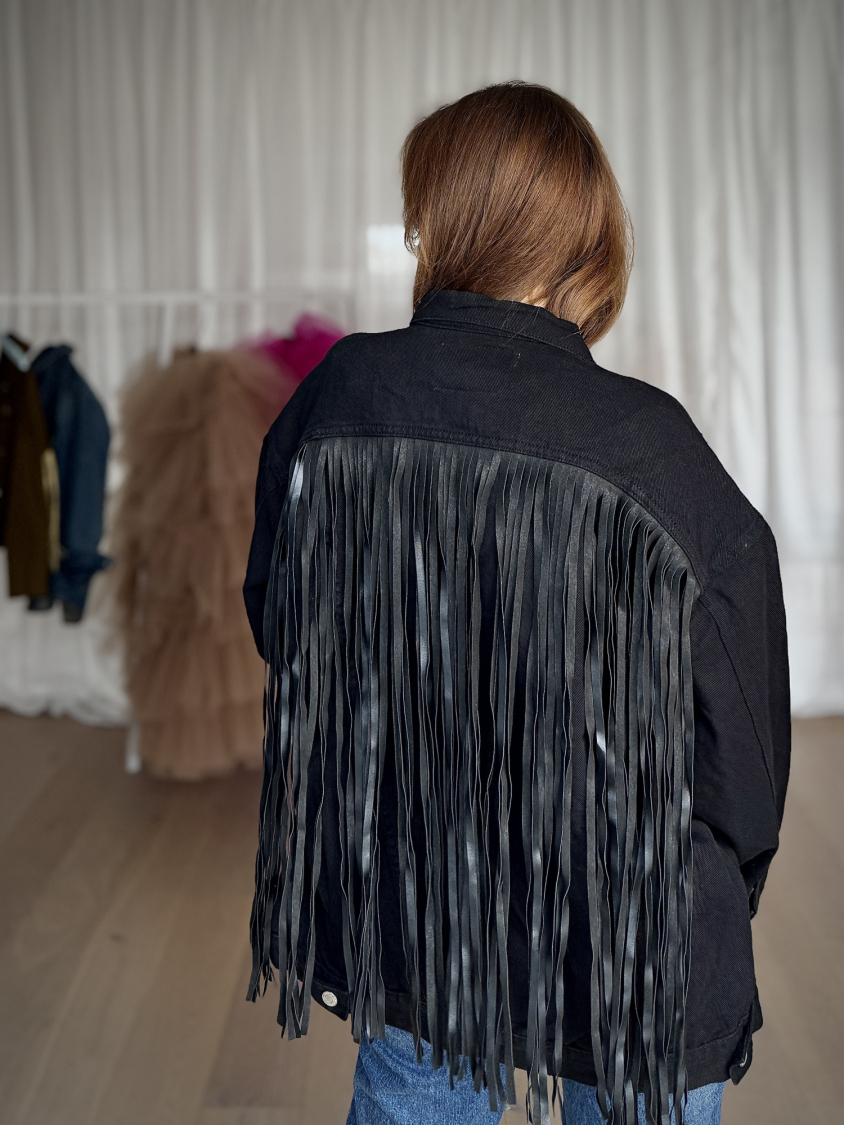Vintage Vibes sort denim jakke med frynser – no 170 fra LÉ MOSCH, anvendelig denimjakke med lange frynser, sort anderledes denimjakke med frynselook,