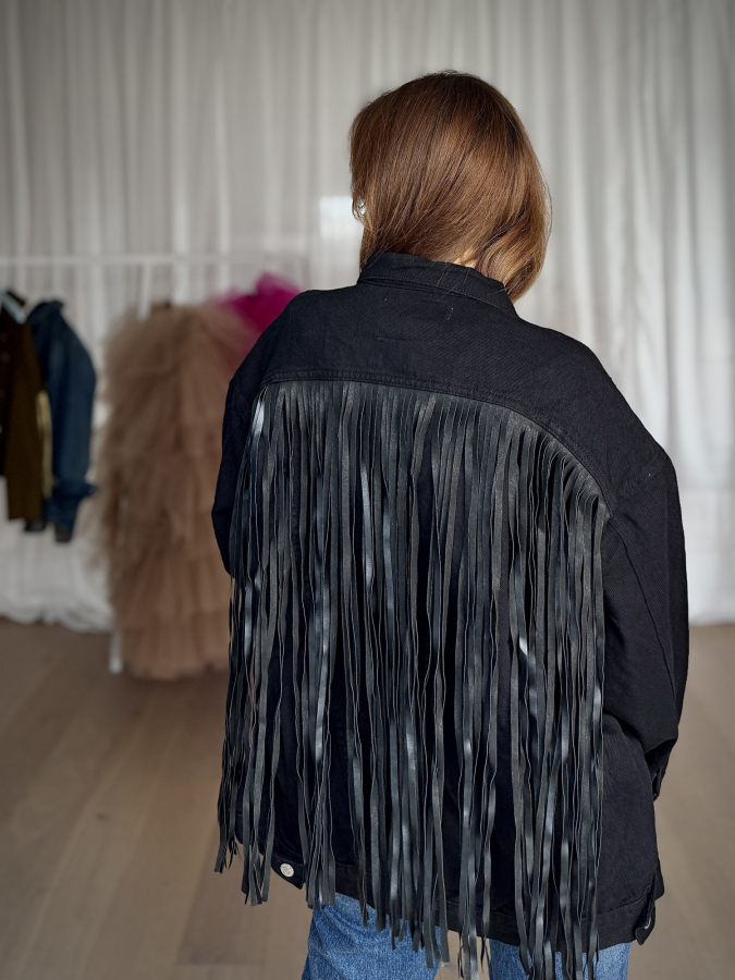 Vintage Vibes sort denim jakke med frynser – no 170 fra LÉ MOSCH, anvendelig denimjakke med lange frynser, sort anderledes denimjakke med frynselook,