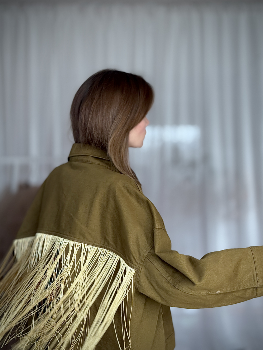 Vintage Vibes grøn denimjakke med frynser og patch – no 171 fra LÉ MOSCH, cool og anvendelig boxy jakke med frynser, sej kort jakke med attitude, 