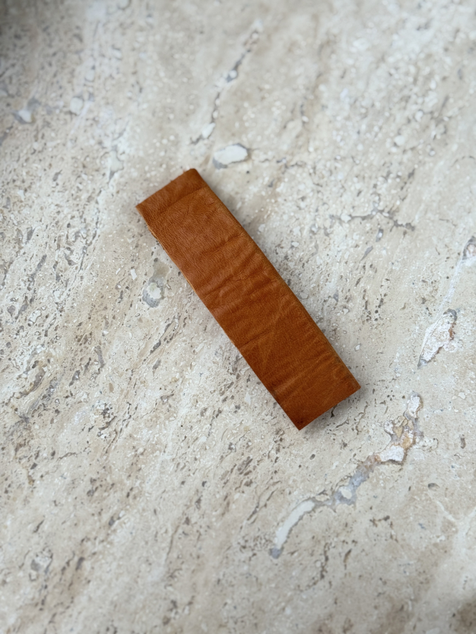 Vera Hårspænde med cognacfarvet læder fra LÉ MOSCH, lækkert unikt hårspænde, hårspænde med et sejt upoleret look,