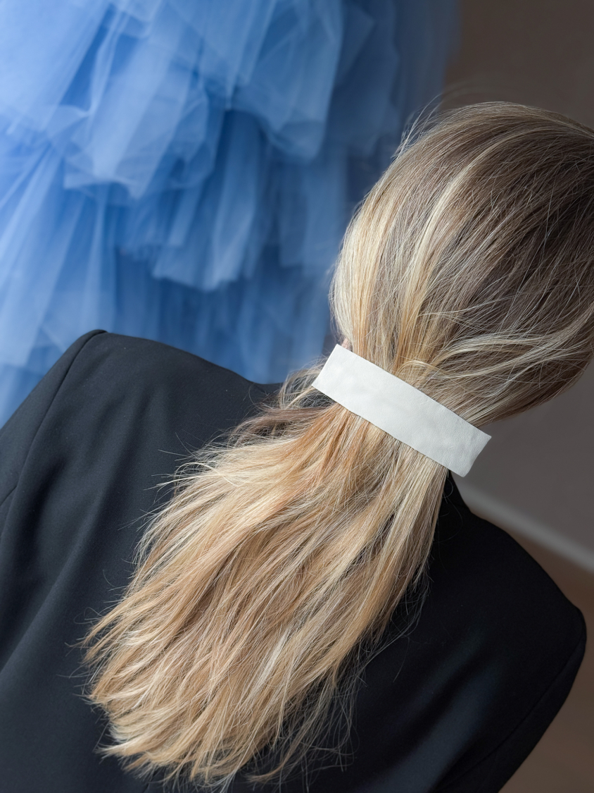 Vera Hårspænde med lysegråt læder fra LÉ MOSCH, lækkert unikt hårspænde, hårspænde med et sejt upoleret look,