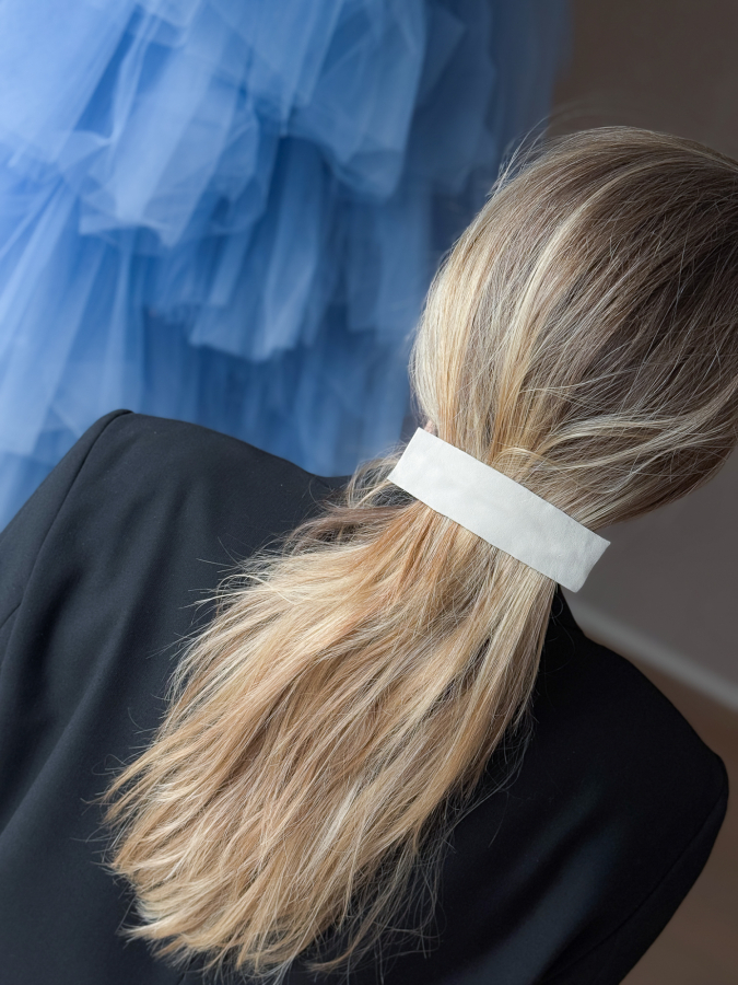 Vera Hårspænde med lysegråt læder fra LÉ MOSCH, lækkert unikt hårspænde, hårspænde med et sejt upoleret look,