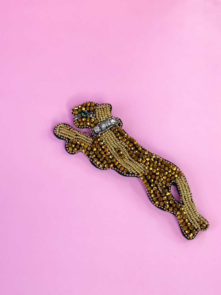 Gylden Panter Broche fra LÉ MOSCH, smuk og dekorativ stor broche med sten og perler, feminin broche der forestiller en panter, 