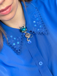 Broche med kat fra LÉ MOSCH, dekorativ og sjov kattebroche, smuk detaljeret broche med kat, 