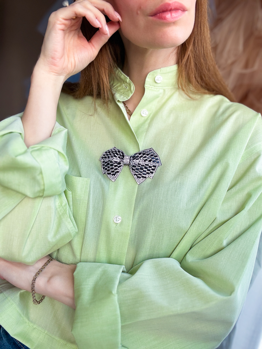 Sort og sølvfarvet Sløjfe Broche fra LÉ MOSCH, smuk og dekorativ sløjfebroche med similisten, feminin broche der forestiller en sløjfe, 