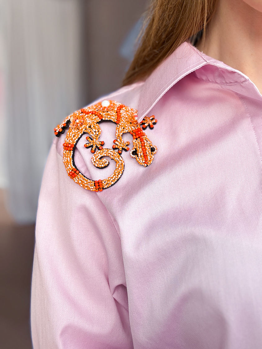 Broche med orange firben fra LÉ MOSCH, smuk og dekorativ stor broche med pailletter og perler, feminin og sjov broche der forestiller et firben, 