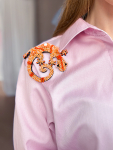 Broche med orange firben fra LÉ MOSCH, smuk og dekorativ stor broche med pailletter og perler, feminin og sjov broche der forestiller et firben, 