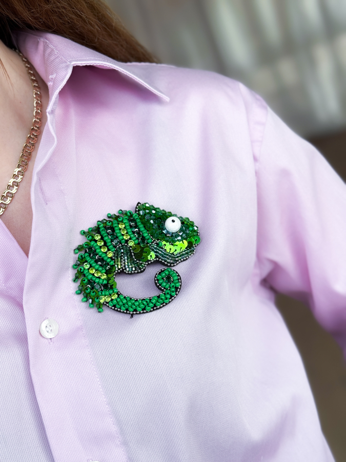 Broche med grøn kamæleon fra LÉ MOSCH, smuk og dekorativ stor broche med pailletter, perler og sten, feminin og sjov broche der forestiller en kamæleon, 